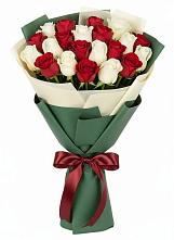 Букет Микс из красных и белых роз в Хороле