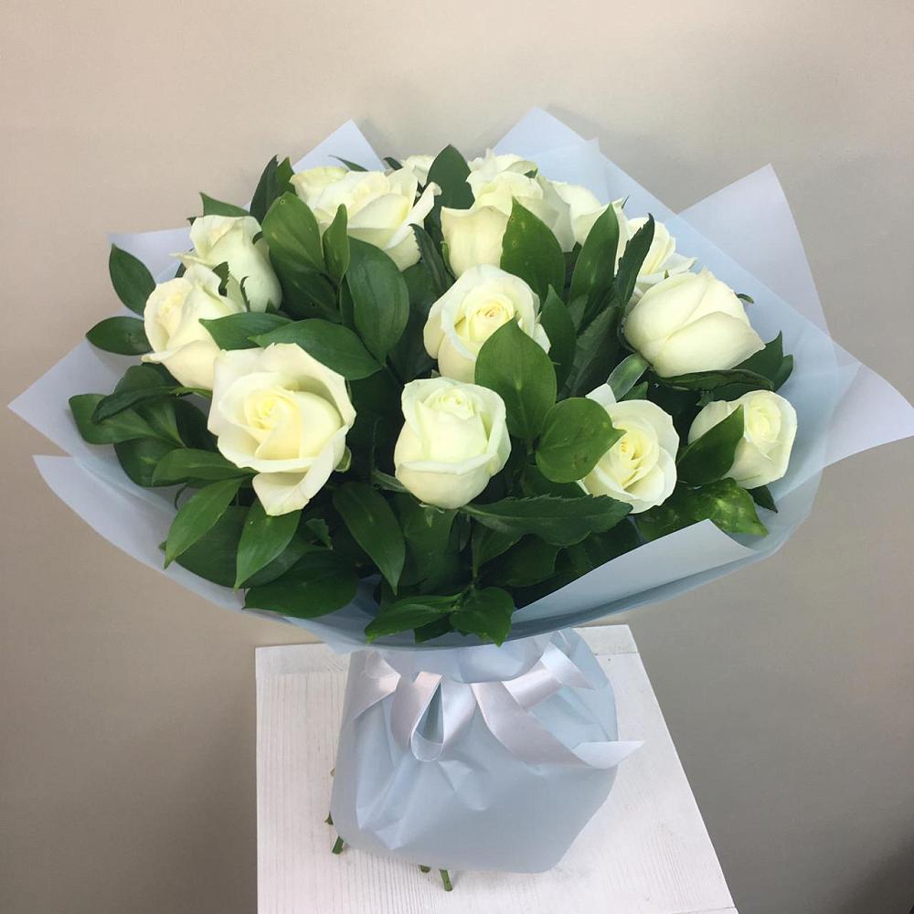Букет 15 Белых роз Проуд в Хороле