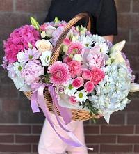 Цветочная композиция из Розы, Хризантемы, Пионы и Лизиантусы в корзине в Хороле