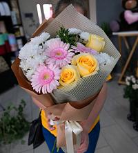 Букет цветов из:  Герберы, Розы и Хризантемы в Хороле