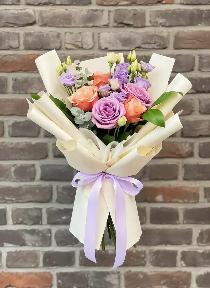 Букет цветов из: Лизиантусы и Розы в Хороле