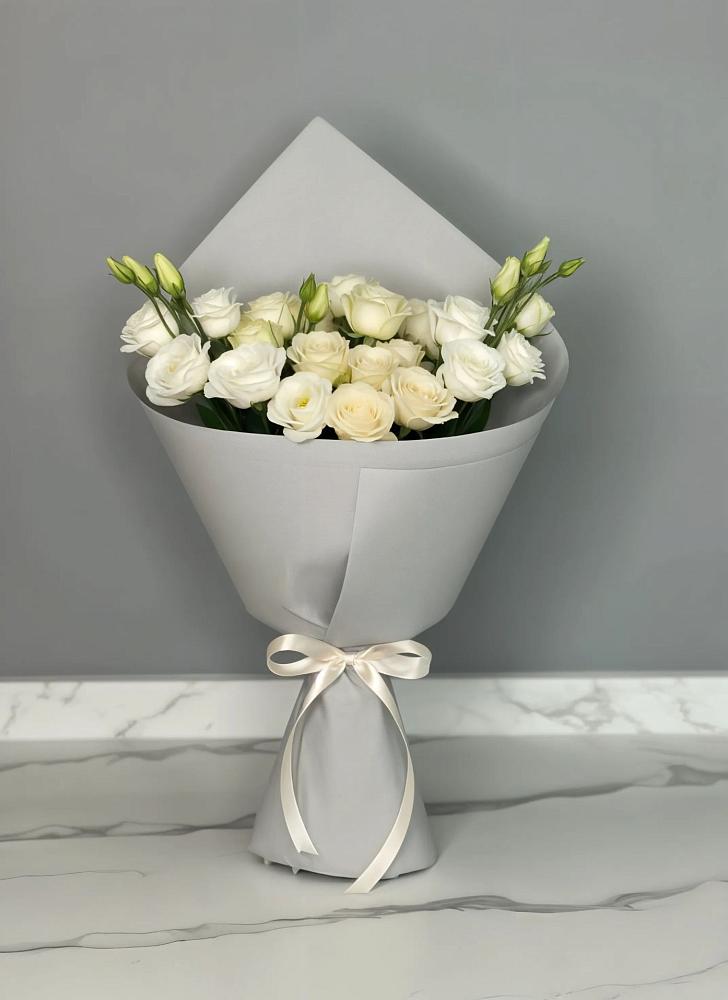 Букет цветов из: Розы и Лизиантусы в Хороле