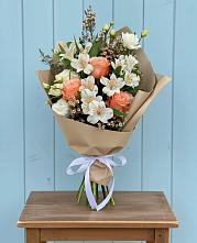 Букет цветов из:  Альстромерии, Лизиантусы, Розы и Хризантемы в Хороле