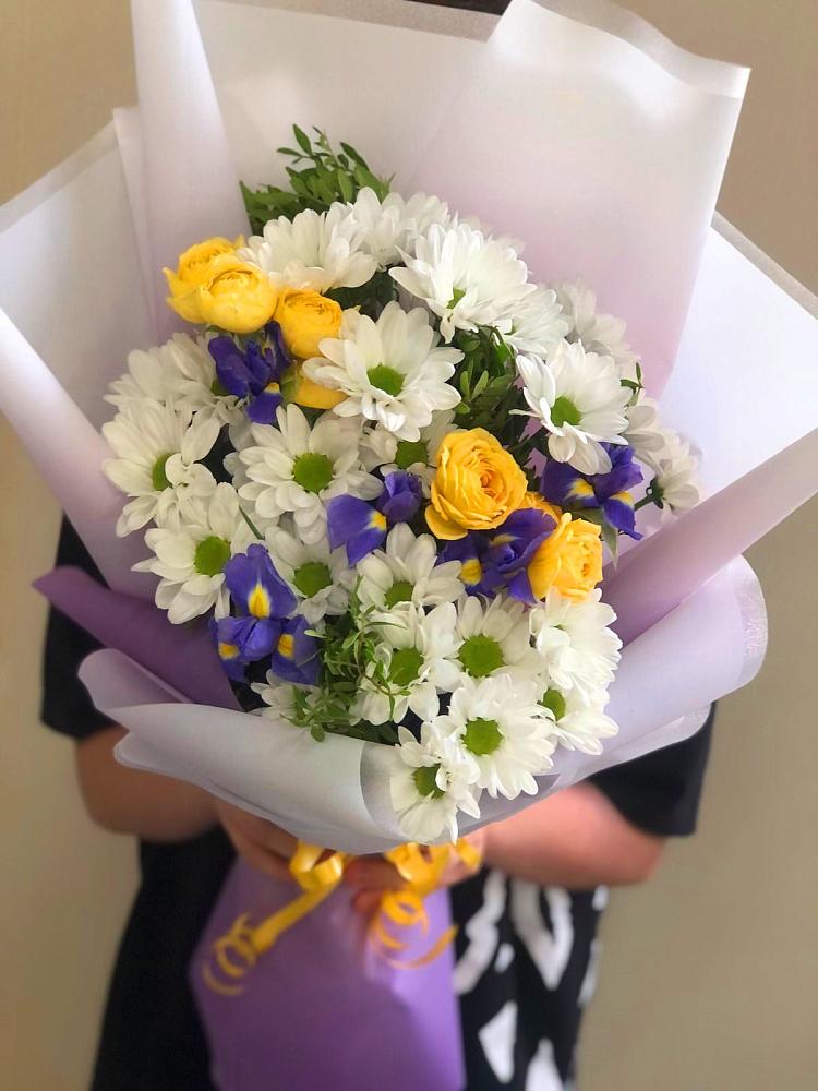 Букет цветов из: Ирисы, Хризантемы и Розы в Хороле