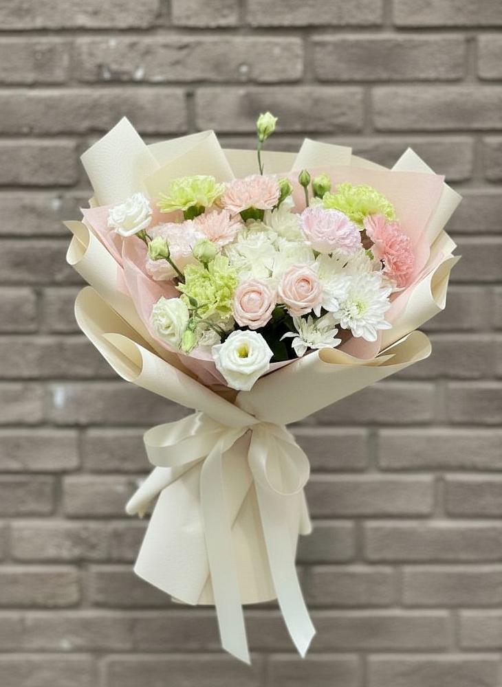 Букет цветов из: Гвоздики, Розы, Лизиантусы и Хризантемы в Хороле