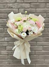 Букет цветов из:  Гвоздики, Розы, Лизиантусы и Хризантемы в Хороле