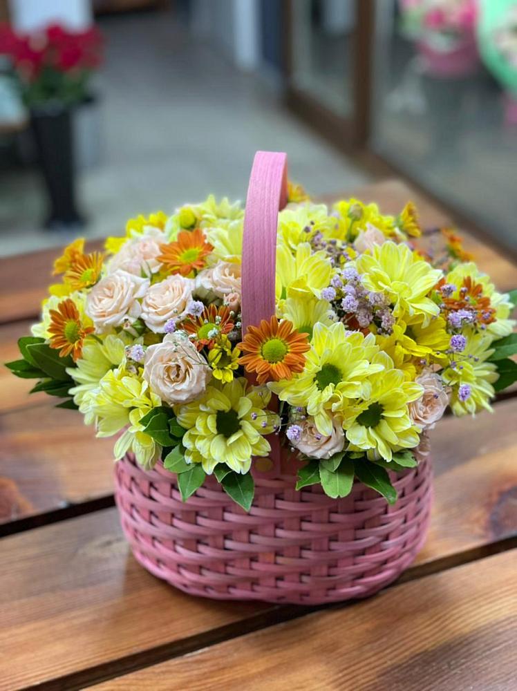 Цветочная композиция из Хризантемы и Розы в корзине в Хороле