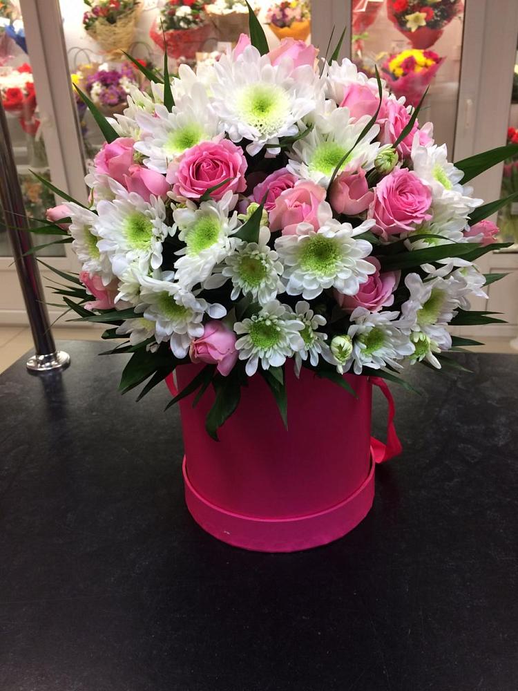 Цветочная композиция из Розы и Хризантемы в шляпной коробке в Хороле