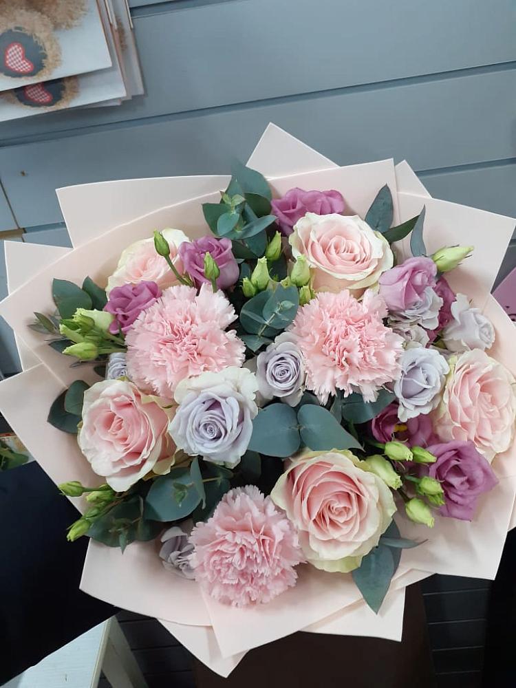 Букет цветов из: Розы, Гвоздики и Лизиантусы в Хороле