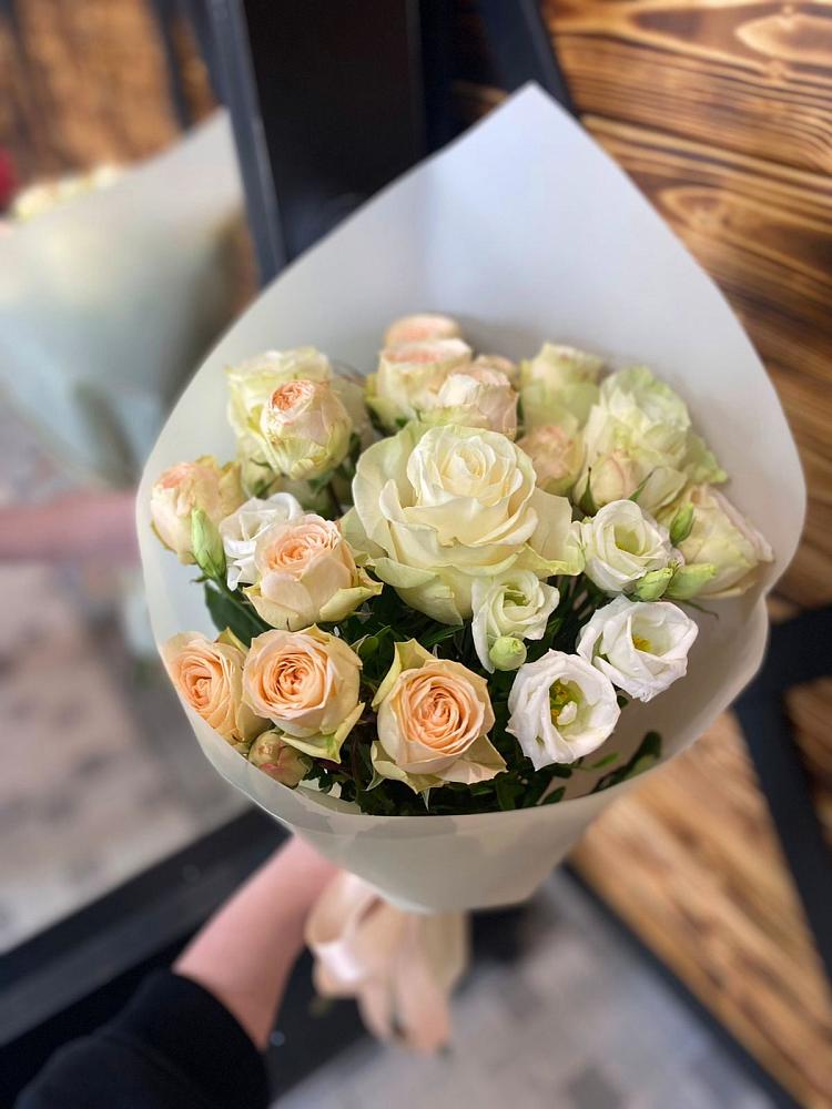 Букет цветов из: Розы и Лизиантусы в Хороле